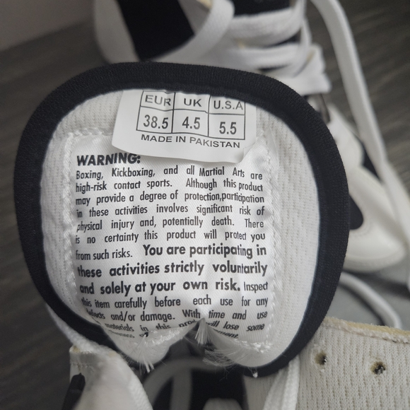TITLE Boxing MMA Kickboxing Black and White Athletic Shoes. Mens Size 5.5 - Picture 4 of 7